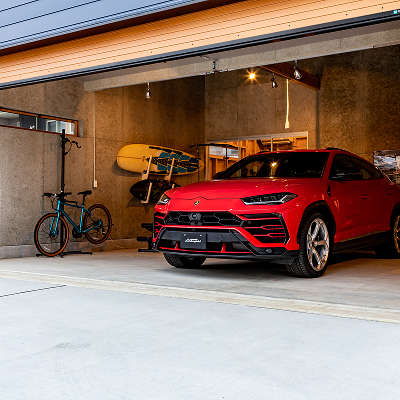 ガレージ内部壁の木毛セメント板