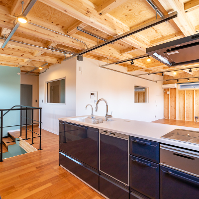 あらわし天井と鋼製電線管