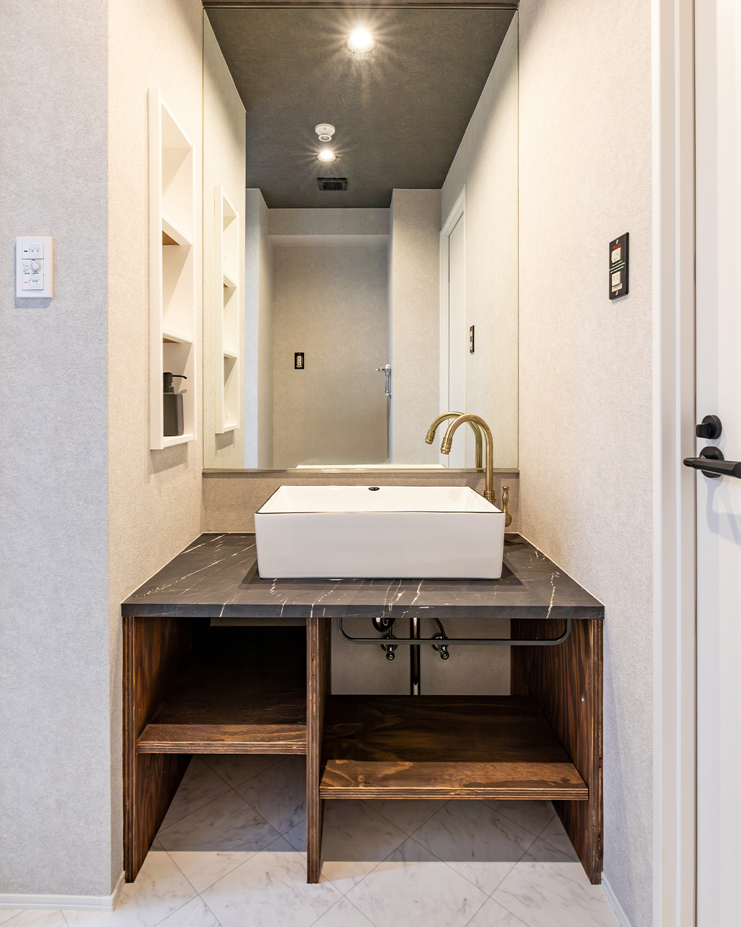 アンティーク調の造作洗面台